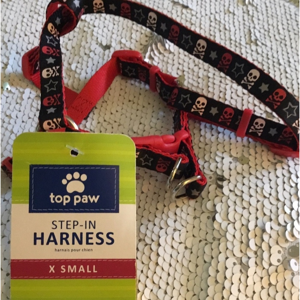 Ⓜ️✔️🌸Top paws blackredwhite, patterned colors wpatterns of skulls, dog harness.